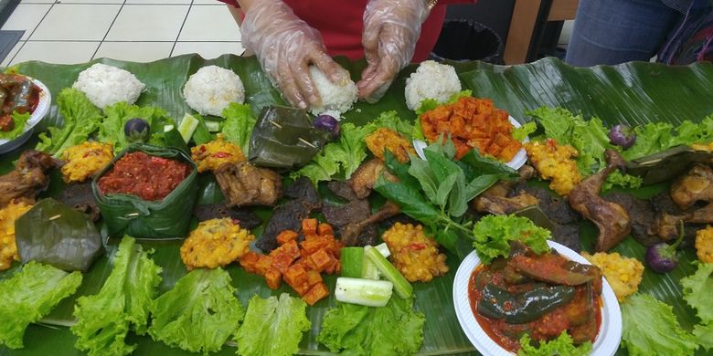 Tradisi makan nasi liwet beramai-ramai ternyata telah ada sejak lama. Di beberapa daerah, tradisi ini memiliki nama khusus. Seperti megibung di Bali, bancakan di Sunda, dan lain-lain.