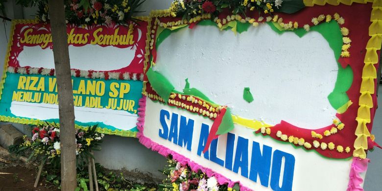 Dua karangan bunga yang dikirimkan untuk Ketua DPR RI Setya Novanto yang saat ini sedang menjalani perawatan kesehatan di Rumah Sakit Cipto Mangunkusumo (RSCM) Kencana, Jakarta, dirusak orang. Tak diketahui siapa yang merusak dua karangan bunga yang ditempatkan di parkir bagian belakang RSCM Kencana tersebut. Jakarta, Sabtu (18/11/2017).
