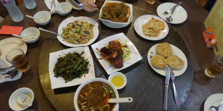 Sejumlah menu makanan halal di Mas Restaurant di Cheung Sa Wan Road, Sham Shui Po, Kowloon. Salah satu menu unggulan di restoran tersebut adalah Lamb Chop (tengah).