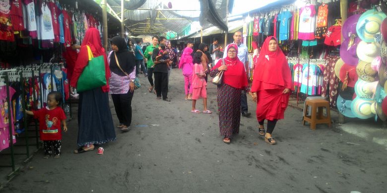 Oleh-oleh khas Pantai Glagah di Kulon Progo yang serba ikan dan udang bisa diperoleh sepanjang jalan masuk, Minggu (4/3/2018). Selain itu, suvenir juga banyak dijual di sana. 