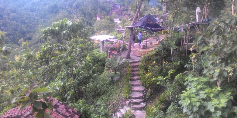 Panorama hutan di pegunungan jadi andalan. Waktu yang paling tepat untuk wisata ke tempat ini adalah pagi dan sore sambil menikmati sapuan warna lembayung di langit karena matahari terbit ataulah tenggelam.