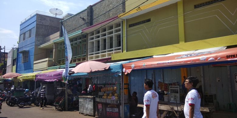 Pasar Kanoman Cirebon, Jawa Barat kini terlihat berwarna-warni, Kamis (3/5/2018). Bangunan ruko-ruko di area yang juga kawasan Pecinan ini dicat aneka warna oleh PT Pacific Paint.