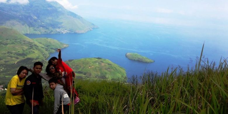 Danau Toba dipandang dari puncak Pusuk Buhit, Kabupaten Samosir, Sumatera Utara.