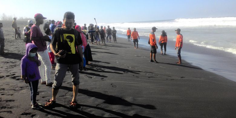 Sebanyak 108 anak penyu atau disebut juga sebagai tukik, dilepasliar ke laut oleh  kelompok konservasi Penyu Abadi Pantai Trisik, Kulon Progo, DI Yogyakarta.