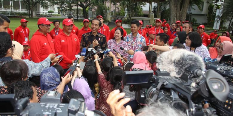 Presiden Jokowi bersama Menko PMK Puan Maharani mengadakan jumpa pers sesuai menerima kontingen Indonesia di Asian Para Games III 2018 