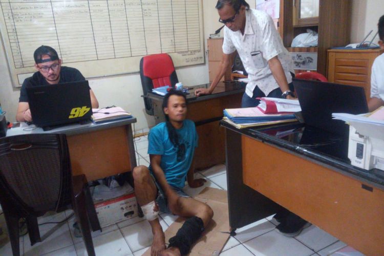 Feriansyah (32) ketika berada di Polresta Palembang, lantaran telah mencuri motor vespa milik tetangganya sendiri. Dari hasil pemeriksaan, selain mencuri, Feri juga terlibat aksi penodongan dikawasan Benteng Kuto Besak (BKB) Palembang. 