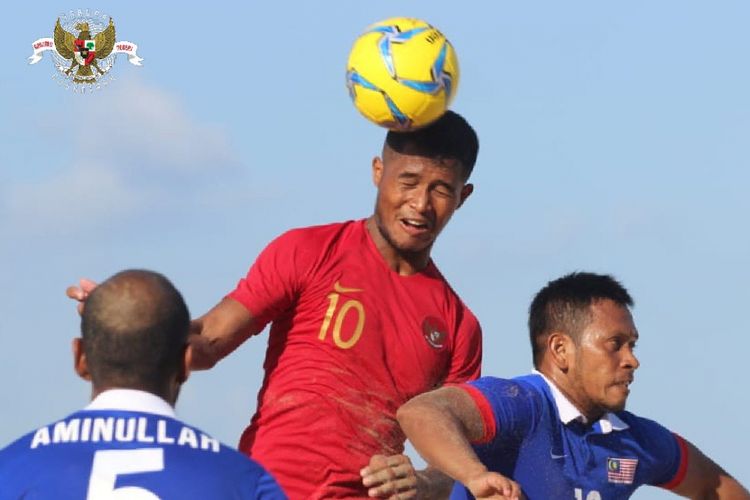 Laga antara tim sepak bola pantai Indonesia melawan Malaysia pada laga lanjutan Kejuaraan Sepak Bola Pantai AFF atau AFF Beach Soccer 2018 di Pantai Tanjung Benoa, Bali, Rabu (21/11/2018). Laga tersebut berakhir dengan skor 4-4.