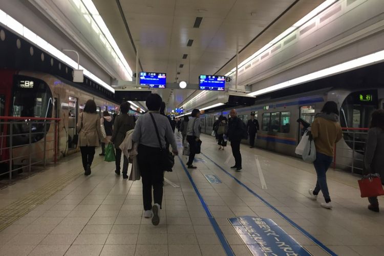 Warga Jepang saat hendak menaiki kereta.