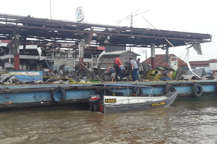 SPBB  nomor 27-255 03 yang terkena dampak ledakan perahu jukung di perairan Sungai Musi, Kelurahan 3-4 Ulu Palembang, Sumatera Selatan mengalami kerusakan parah, Jumat (21/12/2018).