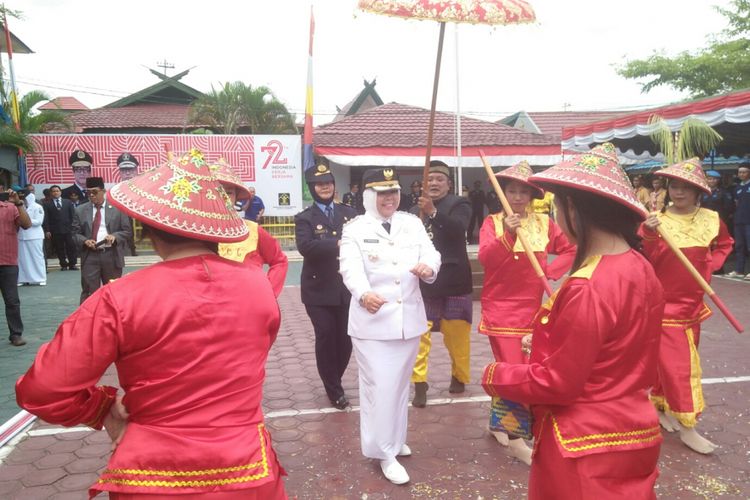 Bupati Kotawaringin Barat, Nurhidayah saat ikut menari tradisional bersama warga binaan Lapas Pangkalan Bun, Kamis (17/8/2017) sore