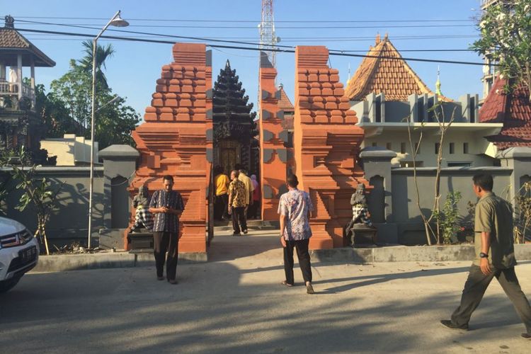 Gerbang Pura Hindu Bali yang ada di antara  gereja Katolik, Gereja Kristen dan Mesjid di pinggir alun-alun Desa Mbalun, Kecamatan Turi, Kabupaten Lamongan, Jawa Timur.