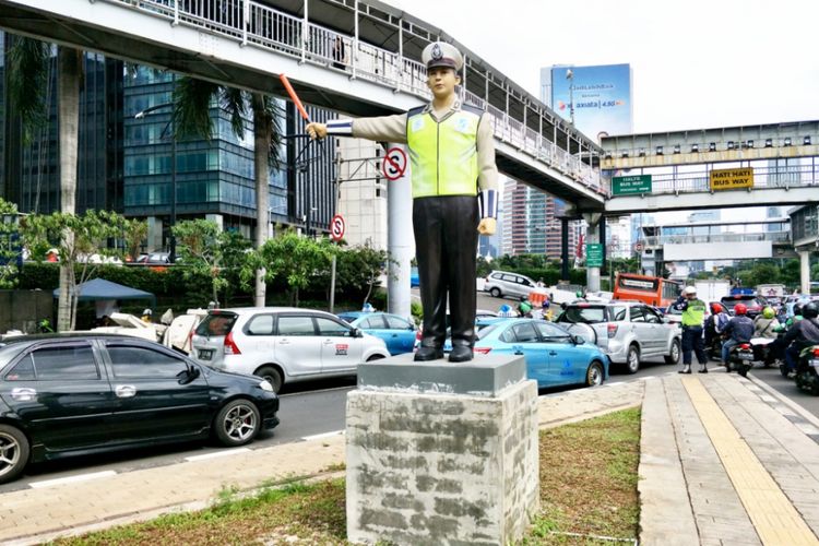 Patung Polisi di Jalan Gatot Subroto, Jakarta Selatan. Foto diambil pada Jumat (23/2/2018).