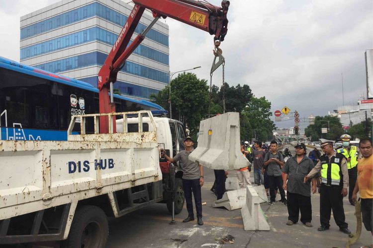 Dinas Perhubungan DKI (Dishub) Jakarta memutuskan untuk membuka pembatas jalan yang menutup Simpang Duren Tiga, Pancoran, Jakarta Selatan, Sabtu (19/5/2018). 