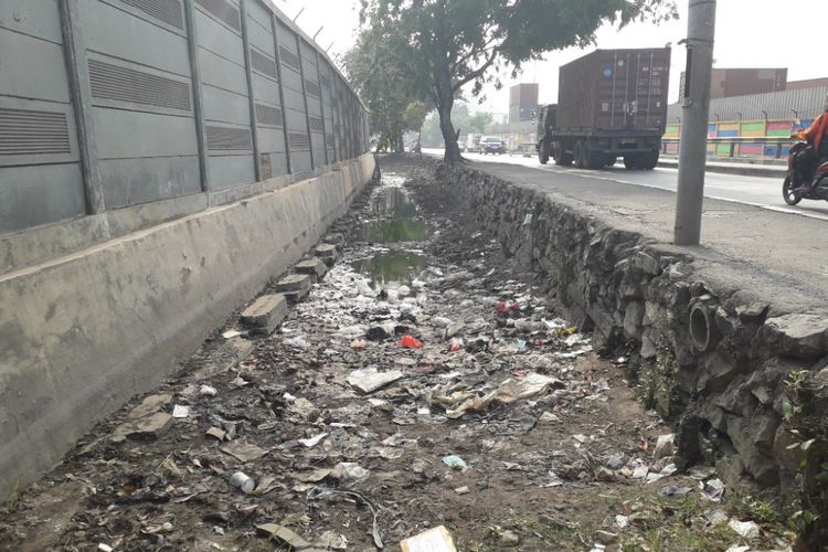 Saluran air di sepanjang Jalan RE Martadinata yang terkesan tak terawat, Kamis (12//7/2018)
