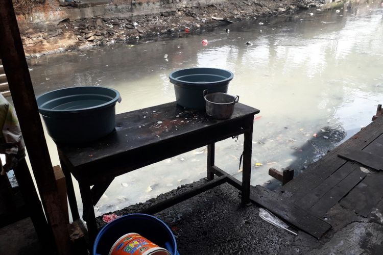 Peralatan cuci piring milik warga di tepian Kali Sentiong, Tanah Tinggi, Jakarta Pusat, Jumat (3/8/2018).