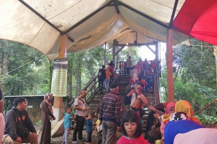 Wisatawan mengantre untuk melintasi Suspension Bridge, Situ Gunung, Jawa Barat, Minggu (13/1/2019).