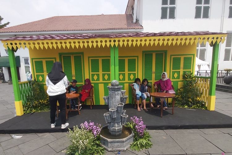 Rumah tradisional Betawi yang dijadikan spot foto untuk pengunjung di Pagelaran Nilai Tradisi Sejarah Fatahillah.
