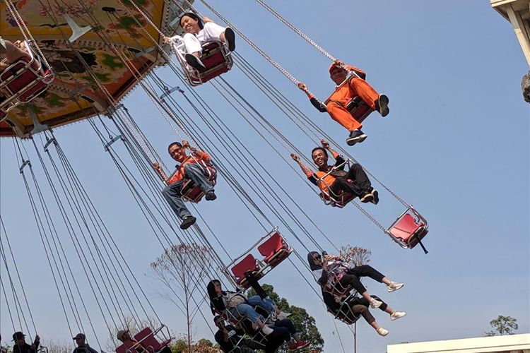 Petugas PPSU naiki wahana yang Ada di Dufan, Ancol Taman Impian Jakarta Utara pada Kamis (18/7/2019)