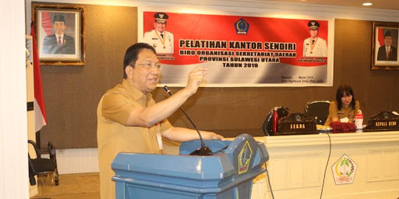 Sekretaris Daerah Provinsi Sulawesi Utara Edwin Silangen saat membuka kegiatan PKS Biro Organisasi Setdaprov Sulut di Ruang FJ Tumbelaka, Kantor Gubernur Sulut, Selasa (19/03/2019).