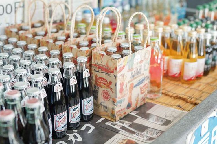 Beberapa minuman lokal Kyushu dijual di sini.