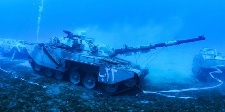 Tank tempur Khalid yang menjadi salah satu koleksi museum bawah air Yordania