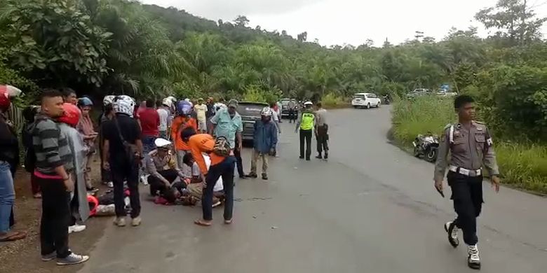 Petugas mudik menangani korban kecelakaan pengendara roda dua Vs Minibus Avansa di kilometer 5 Malili-Sorowako, Luwu Timur, Kamis (30/05/2019)