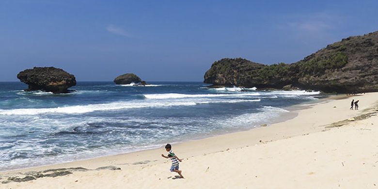 Keindahan Pasir Putih di Pantai Srau