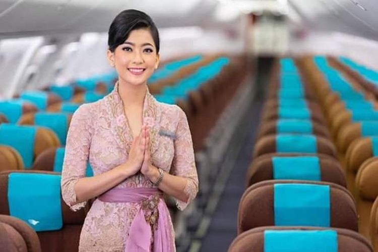 Pramugari Garuda Indonesia mengenakan kebaya rancangan Anne Avantie. 