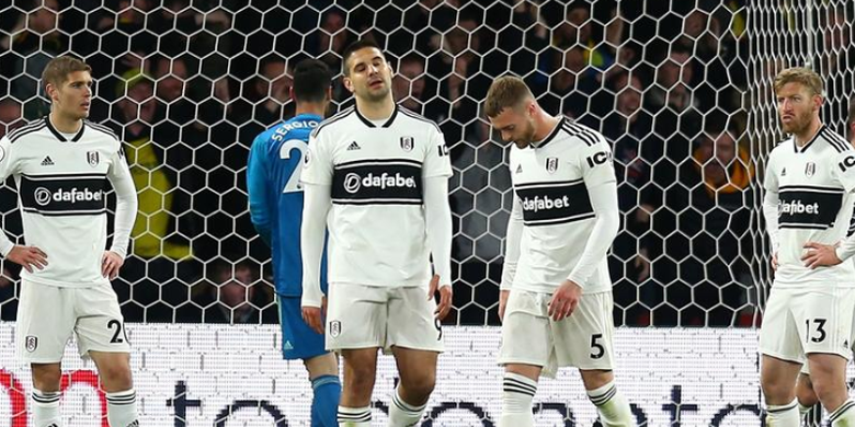 Para pemain Fulham tertunduk lesu usai kalah 1-4 dari  Watford pada laga ke-33 Liga Inggris, Selasa (2/4/2019) atau Rabu dini hari WIB.
