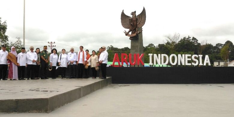 Presiden Joko Widodo dan beberapa pejabat Kabinet Kerja berfoto selepas meresmikan PLBN Aruk di Sambas, Kalbar, Jumat (17/3/2017).