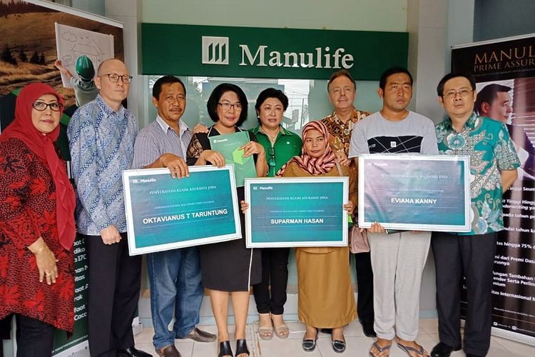 Manulife Indonesia bayarkan klaim asuransi jiwa kepada 3 ahli warus korban bencana Palu, Senin (5/11/2018)