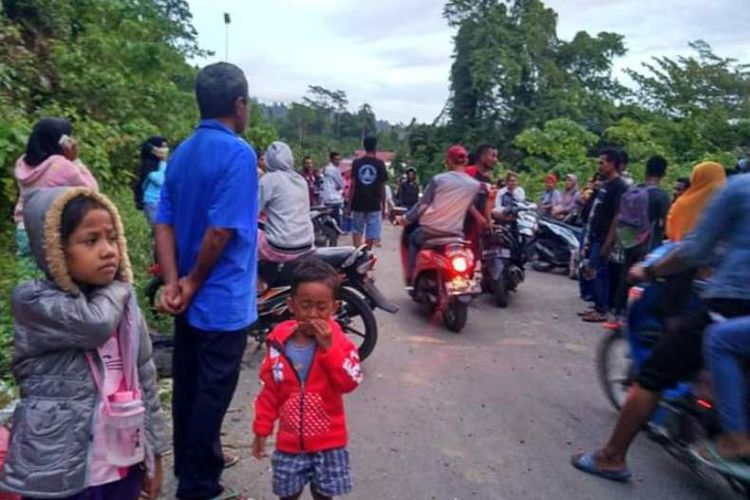 Warga Kota Namrole, Ibu Kota Kabupaten Buru Selatan, Maluku mengungsi ke dataran tinggi setelah air laut di wilayah tersebut naik disertai gelombang tinggi, Kamis dinihari (24/1/2019)