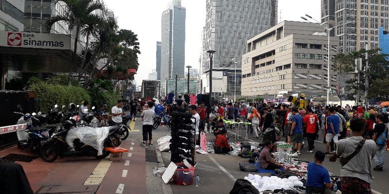 Trotoar di kawasan Sarinah, Jalan MH. Thamrin, Jakarta Pusat dimanfaatkan untuk memarkirkan sepeda motor dalam momen car free day atau hari bebas berkendara pada Minggu (4/11/2018).