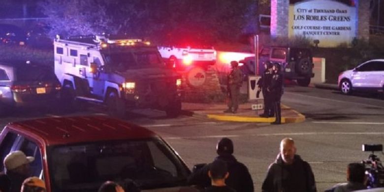 Para penegak hukum berjaga di sekitar Borderline Bar and Grill di Thousand Oaks, California, saat terjadi penembakan massal yang menewaskan 12 orang termasuk pelaku pada Rabu (7/11/2018).