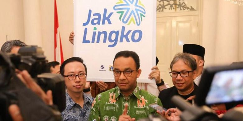 Gubernur DKI Jakarta Anies Baswedan sedang menjelasakan sistem Jak Lingko kepada jurnalis, di Jakarta. 