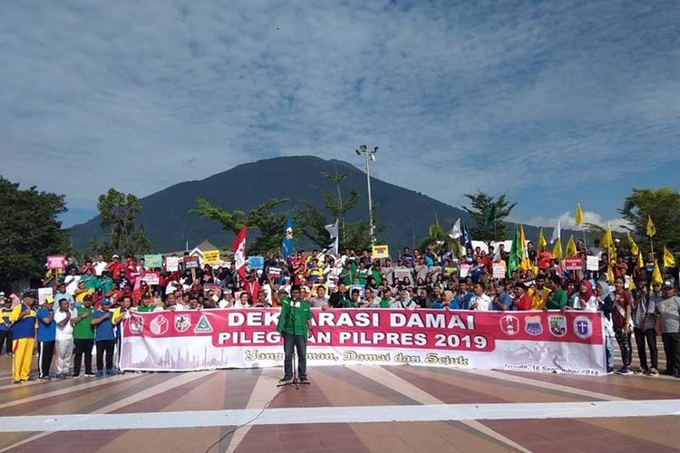 Ratusan peserta dari berbagai OKP, Ormas, Tokoh Agama dan Masyarakat Maluku Utara melakukan deklarasi damai Pileg dan Pilpres 2019 di Ternate, Minggu (16/9/2018)