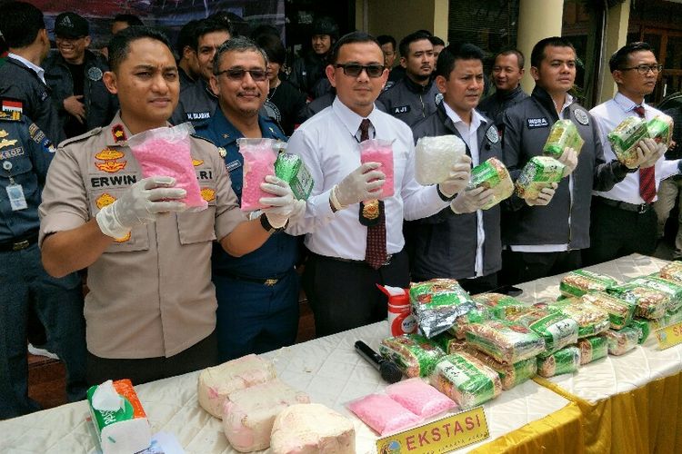 Polres Metro Jakarta Barat mengungkap hasil penyelundupan sabu-sabu dan ektasi di pelabuhan nelayan Cilegon, Banten pada Minggu (25/11/2018)