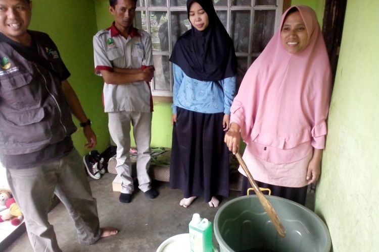 Eli menunjukan proses pembuatan sabun cuci cair rumahan yang jadi pesanan Jokowi, Senin (21/1/2019)