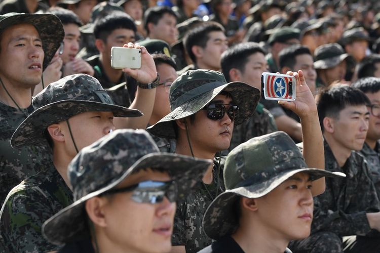 Anggota militer Korea Selatan saat menyaksikan aksi demonstrasi di Expo Pertahanan Korea 2018 di Pocheon, 11 September 2018.
