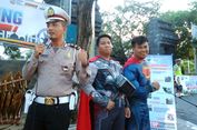 Sosialisasikan 'Safety Riding', Polisi Gresik Bergaya bak 'Superhero'