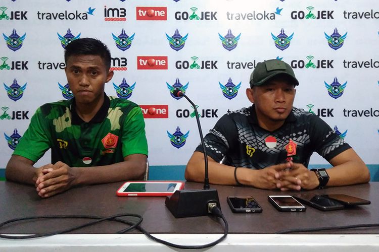 Pelatih PS TNI Rudy Eka Priyambada (kanan) dan Ganjar Mukti, usai menang lawan Persegres Gresik United.