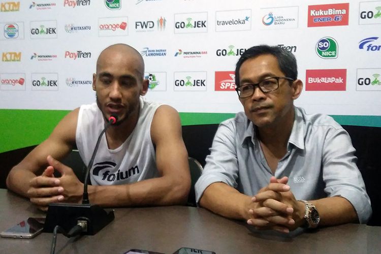 Loris Arnaud (kiri) bersama pelatih Persela Lamongan, Aji Santoso.