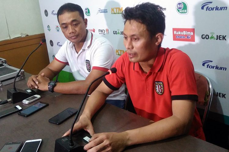 Asisten pelatih Bali United Eko Purdjianto (kiri) dan Dias Angga saat sesi jumpa pers selepas laga versus Persela, Senin (16/4/2018).
