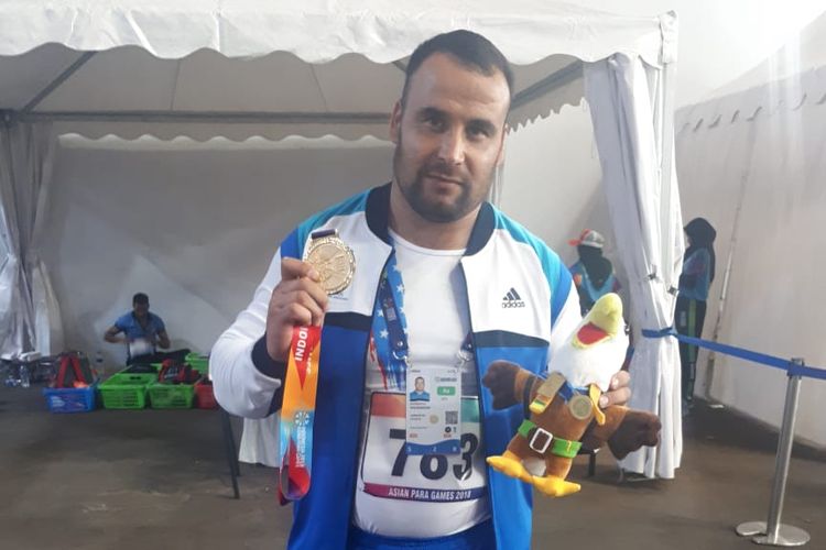Norbekob Khusniddin, atlet tolak peluru asal Uzbekistan, usai memastikan medali emas tolak peluru Asian Para Games 2018 di Stadion Utama Gelora Bung Karno, Jakarta, Senin (8/10/2018).