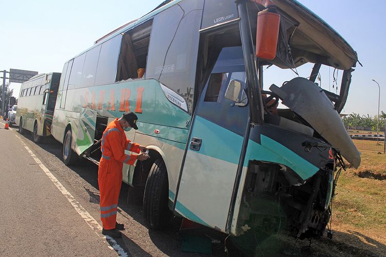 Petugas Komite Nasional Keselamatan Transportasi (KNKT) melakukan identifikasi bus Safari Lux Salatiga yang mengalami kecelakaan di Tol Cipali KM 151, Majalengka, Jawa Barat, Senin (17/6/2019). Dalam kecelakaan yang melibatkan 4 kendaraan tersebut menyebabkan sedikitnya 12 orang meninggal dunia dan 45 orang menderita luka-luka.