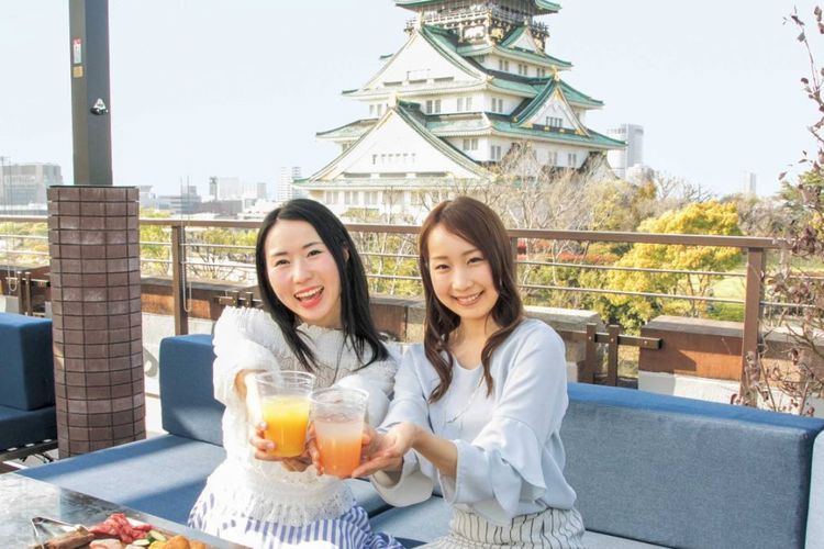 Menikmati  barbecue dengan pemandangan menara Istana Osaka 