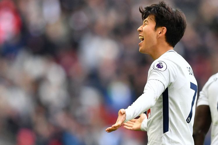 Son Heung-min merayakan gol tunggal kemenangan Tottenham Hotspur atas Crystal Palace di Stadion Wembley, Minggu (5/11/2017).