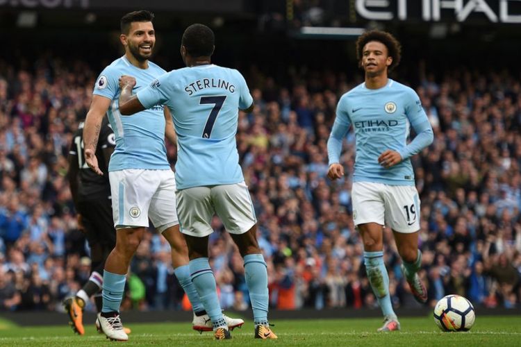 Sergio Aguero dan Leroy Sane merayakan gol Raheem Sterling ke gawang Crystal Palace pada pertandingan pekan keenam Premier League di Stadion Etihad, Sabtu (23/9/2017).