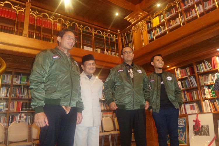 Gubernur DKI Jakarta Anies Baswedan dan Wakil Gubernur Sandiaga Uno diberikan jaket bomber pesawat R80 ketika mengunjungi Presiden ke-3 RI BJ Habibie di Jalan Patra Kuningan, Rabu (25/10/2017). 