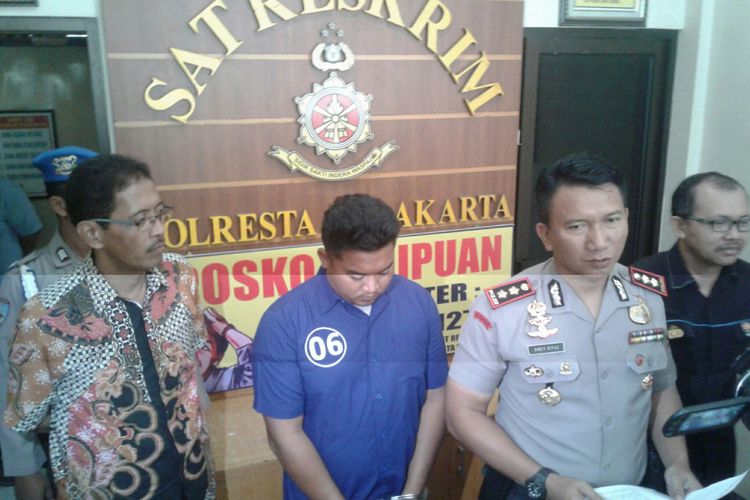 Tersangka Deni diamankan di Mapolresta Surakarta di Solo, Jawa Tengah, Jumat (6/4/2018).